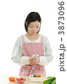 お弁当を作る女性