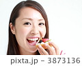 ケーキを食べる女性