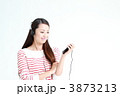 音楽を聞く若い女性