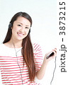 音楽を聞く若い女性