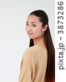 振り返る若い女性