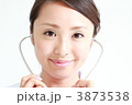 聴診器を持つ女医