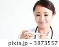 体温計を見る女医