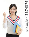 白いセーターを着た女性