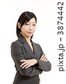 スーツを着た女性