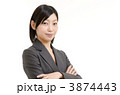 スーツを着た女性