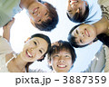 円陣を組む若者たち
