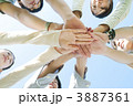 手を合わせる若者たち