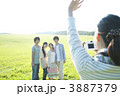 草原で写真を撮る若者たち