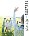 草原で写真を撮る若者たち