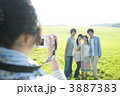 草原で写真を撮る若者たち