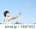 紙飛行機を飛ばす男性