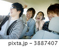 ドライブをする若者たち