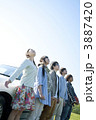 車の側でリラックスする若者たち