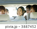 ドライブをする若者たち