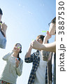 シャボン玉をする若者たち