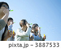 シャボン玉をする若者たち