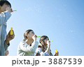 シャボン玉をする若者たち