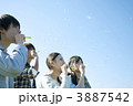 シャボン玉をする若者たち