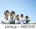 シャボン玉をする若者たち