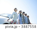 車の側でリラックスする若者たち