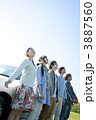 車の側でリラックスする若者たち