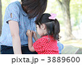 ママに甘える女児