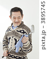ゴルフクラブを磨くシニア男性