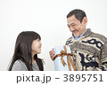 プレゼントを渡す祖父と孫