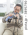 カメラのメンテナンスをするシニア男性