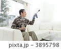 ゴルフクラブを磨くシニア男性