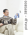 ゴルフクラブを磨くシニア男性