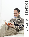 読書をするシニア男性