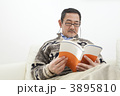 読書をするシニア男性