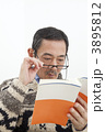 読書をするシニア男性