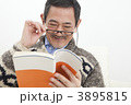 読書をするシニア男性
