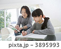 勉強を教える父と娘