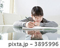 勉強をする女の子