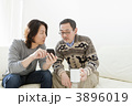 スマートフォンを操作する2人の男性
