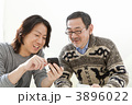 スマートフォンを操作する2人の男性