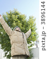 伸びをするシニア男性