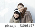 防寒着を着た母と娘のポートレート