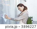 肩こりが辛そうな女性