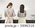 食器洗いをする母と娘