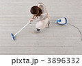 掃除機をかける女性