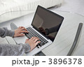 パソコンを操作する女の子の手元