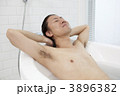 入浴する男性
