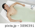 入浴する男性