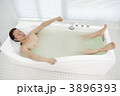 入浴する男性
