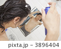 育毛剤をつける男性